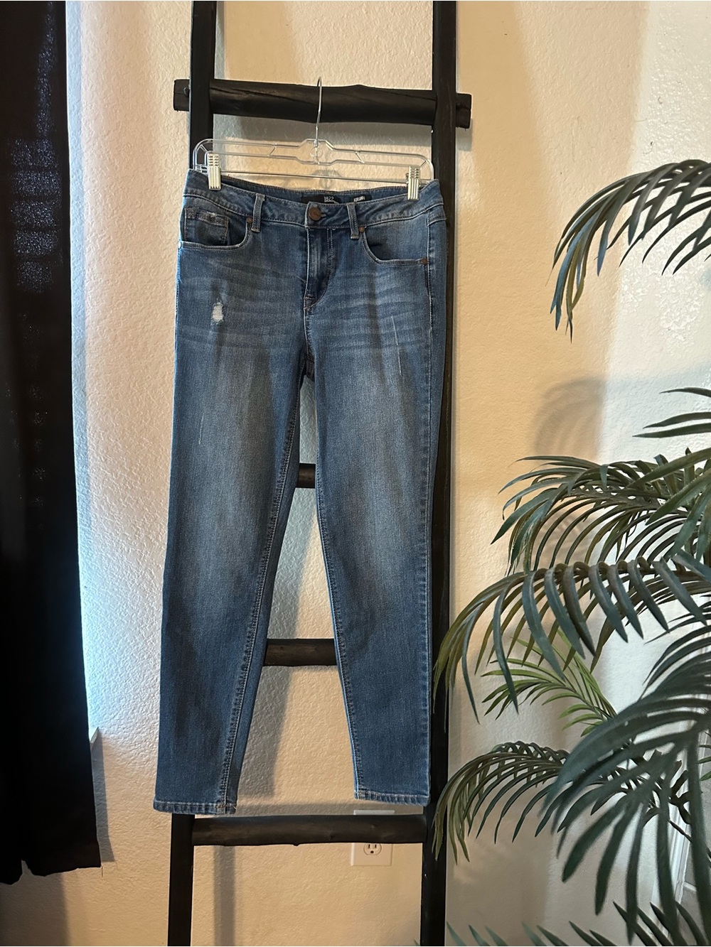 1822 Denim Women's Skinny Jeans in Medium Blue Wash